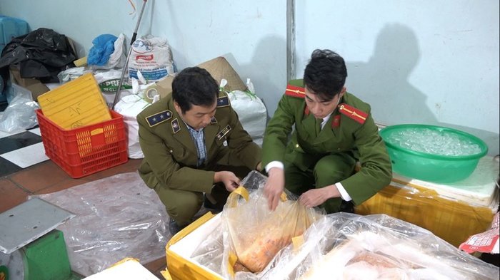 Thực phẩm có dấu hiệu bốc mùi hôi thối.