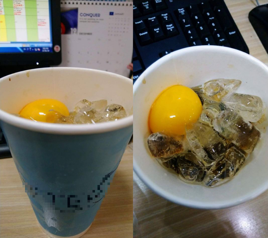 Ly cà phê trứng sống khiến nhiều người hết hồn.