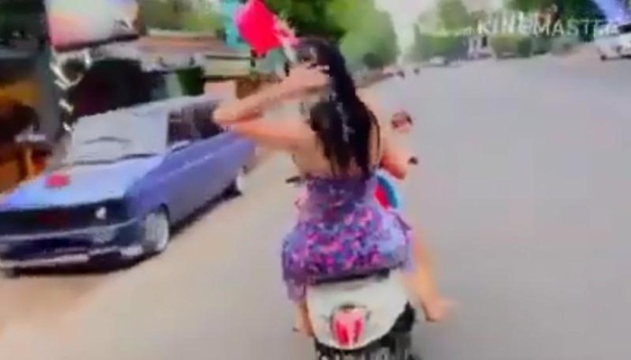 Hai cô gái gội đầu cho nhau khi SHBET 1000 World Cup. Ảnh: Asiaone.