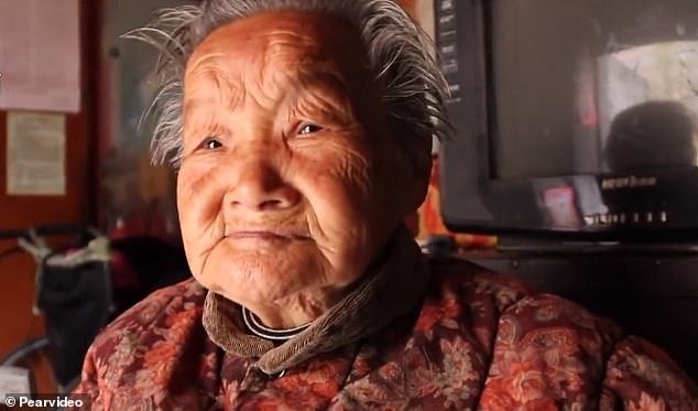 Cụ Gao đã già yếu nhưng vẫn ngày qua ngày chăm sóc con trai bại liệt.