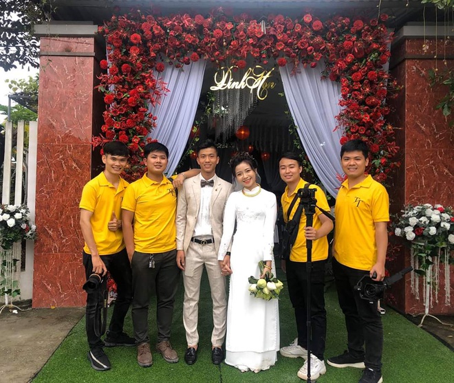 Lễ ăn hỏi của Phan Văn Đức diễn ra tại nhà gái ở huyện Nghi Lộc, Nghệ An. Hình ảnh của cặp đôi đã được bạn bè chia sẻ trên mạng xã hội.
