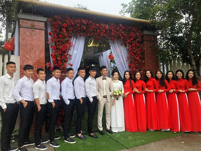 Dàn phù dâu, phù rể toàn trai xinh gái đẹp trong đám hỏi của Văn Đức - Nhật Linh.