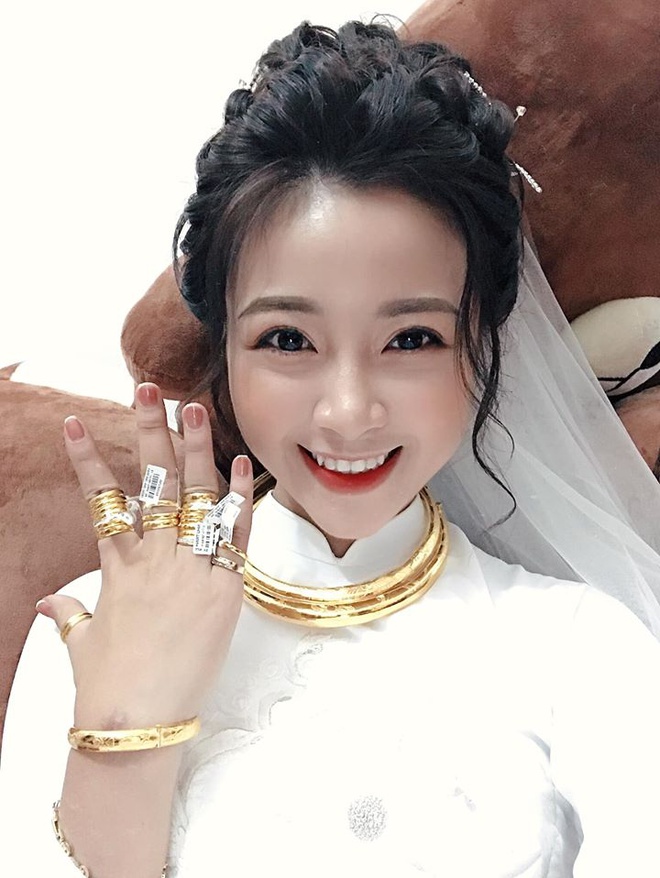 Trên trang cá nhân, cô dâu cũng khoe ảnh cười rạng rỡ với dòng trạng thái: 