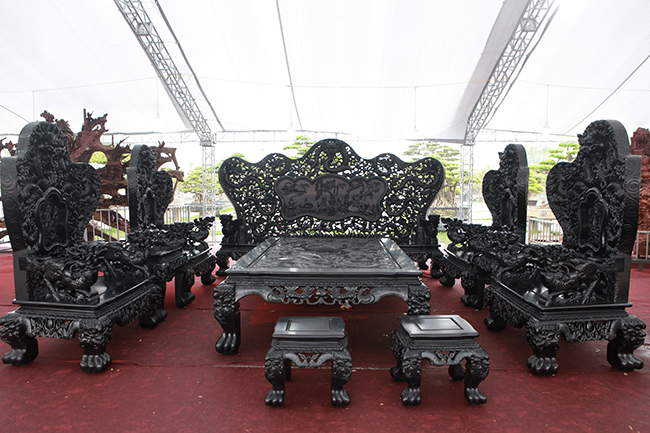 Bộ bàn ghế 27 tỷ của một đại gia xứ Thanh khiến ai cũng phải xuýt xoa.
