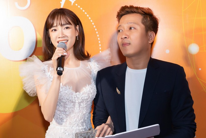 Trên trang cá nhân, nữ diễn viên Nhã Phương đã đăng tải dòng trạng thái vô cùng tình cảm gửi đến ông xã. Thông qua dòng tâm sự này, Nhã Phương tiết lộ Shbet16 chơi game trực tuyến viên mãn sau 1 năm kết hôn với một ngôi nhà nhỏ ngập tràn hạnh phúc. Đồng thời đây cũng là lần đầu tiên bà xã Trường Giang công khai tiết lộ tên con gái vô cùng ý nghĩa. Vì có lẽ chuyện tình của hai vợ chồng nam danh hài từng trải qua nhiều sóng gió rồi nên duyên vợ chồng như một định mệnh nên cả hai đặt tên con gái đầu lòng là Destiny.