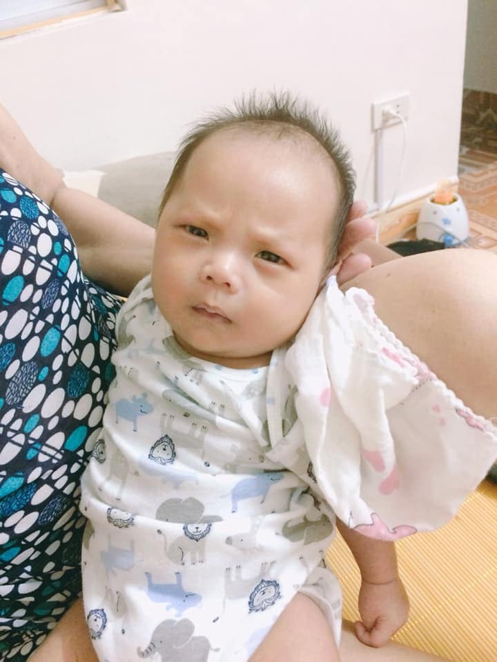 Hình ảnh khiến ai cũng phải bật cười vì biểu cảm của em bé này.
