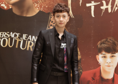 Thời gian trở lại đây từ sau khi chính thức chia tay Khổng Tú Quỳnh, nam ca sĩ Ngô Kiến Huy liên tục vướng phải những tin đồn hẹn hò với các hotgirl trong làng giải trí Việt. Thậm chí có thông tin còn khẳng định chắc chắn rằng bạn của mình đã từng 