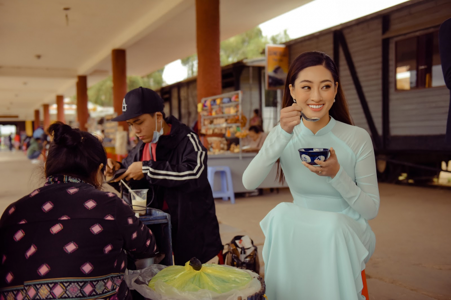 lo-muc-catxe-khung-cua-hoa-hau-luong-thuy-linh-khi-doi-vuong-mien-di-su-kien-631c11