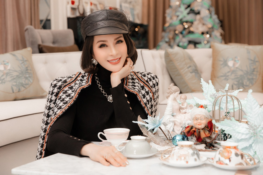 mc-thanh-mai-khoe-dang-goi-cam-trong-biet-thu-trieu-do-mua-giang-sinh-a68273