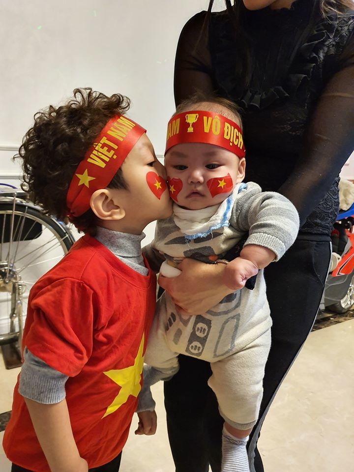 Đây là hai quý tử của Tuấn Hưng. Trong mùa đá banh vừa qua, các con được diện áo cờ đỏ sao vàng, đeo băng rôn, dán sticker trên mặt cực dễ thương.