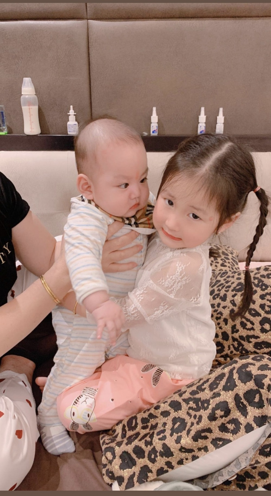 Tính đến nay cậu út đã được hơn 4 tháng tuổi, nhìn khoảnh khắc này mọi người sẽ thấy được khuôn mặt hao hao giống nhau giữa Son và Sâm.