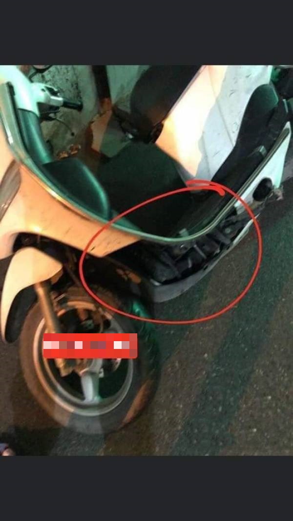 Anh chàng nhắc mẹ người yêu gạt chân chống xe và bị chia tay.