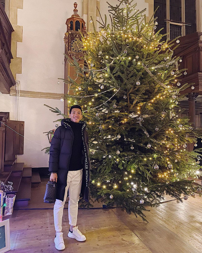 Văn Hậu khoe dáng bên cạnh cây thông Noel ở Hà Lan.