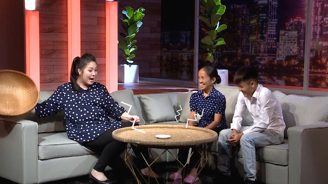 Bà Tân và con trai mang đến chương trình món bánh đa siêu nhỏ.
