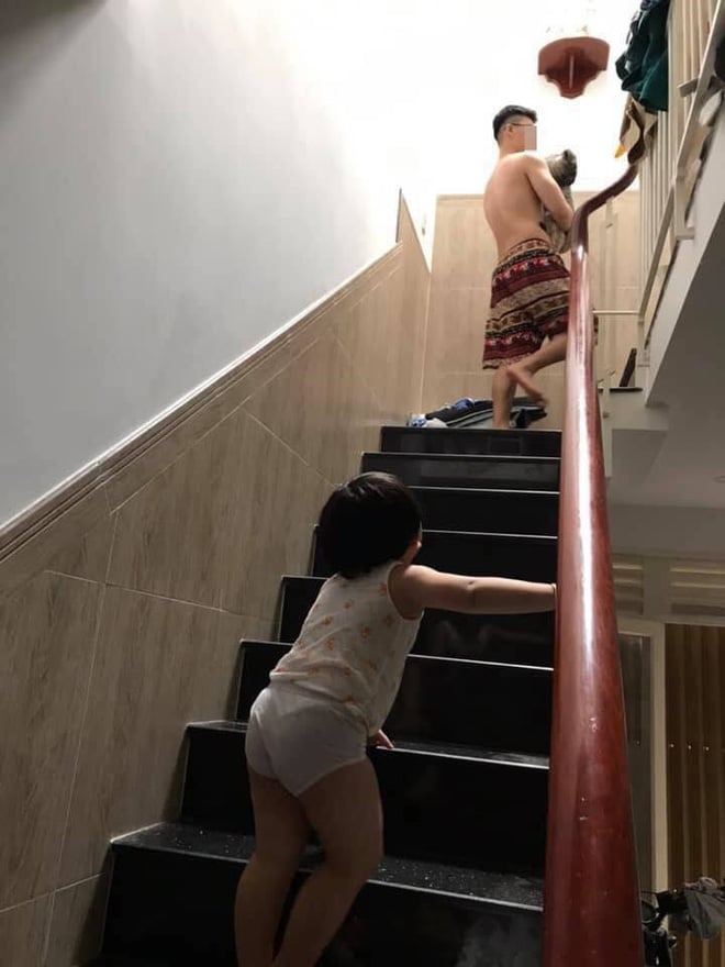Cuối cùng cậu bé chỉ biết ngóng trông theo bóng dáng của bố.