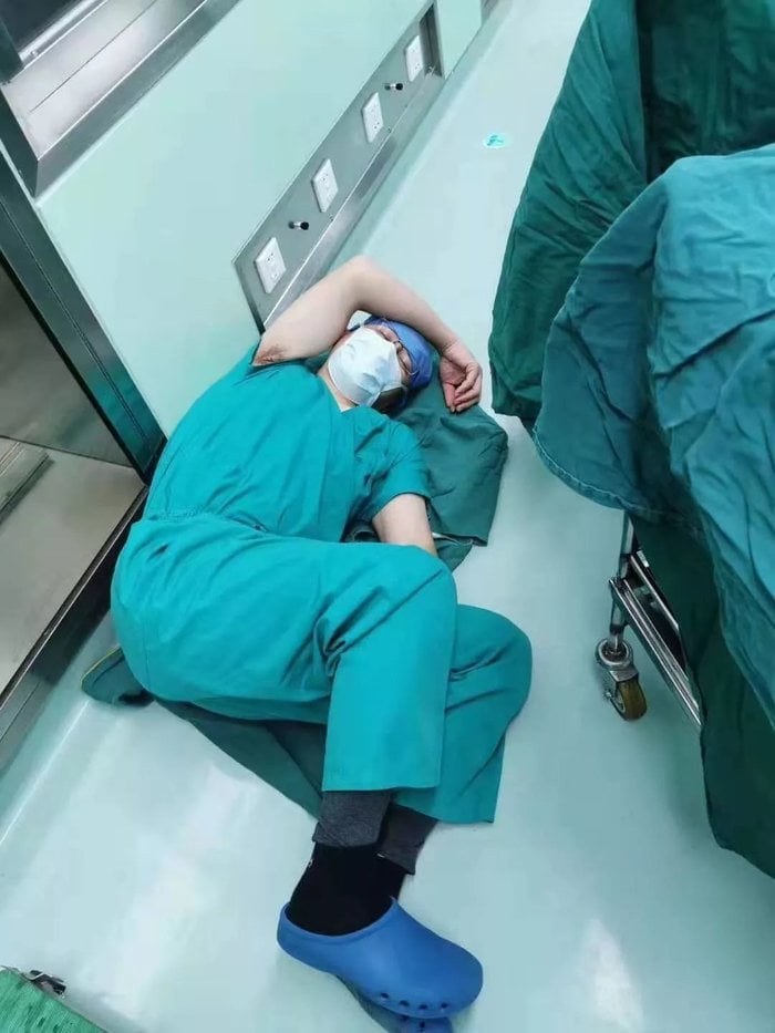 Bác sĩ ngủ gục trên sàn nhà sau 4 ca Shbet888 tiền thưởng cực khủng.