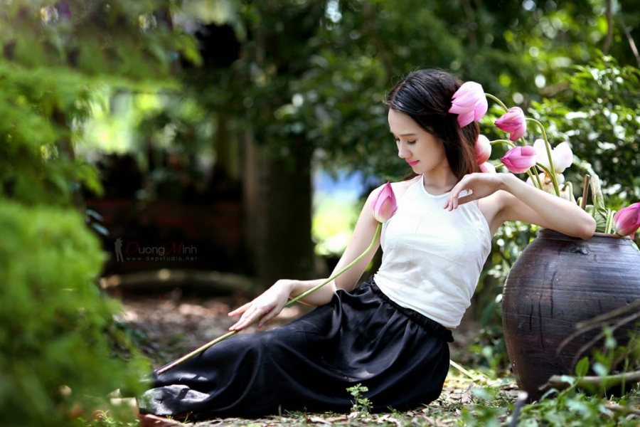 thieu-nu-va-hoa-sen-5-e1499165148127
