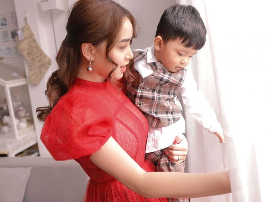 tung-bo-anh-don-giang-sinh-ben-cac-con-ca-si-hai-bang-tuyen-bo-dong-ho-khau-voi-3-nhoc-ti-khong-sinh-them-nua-b9697a