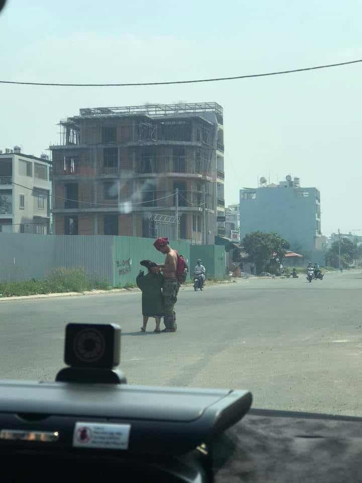 Ông bố nhường áo và mũ cho con gái vì sợ con lạnh.