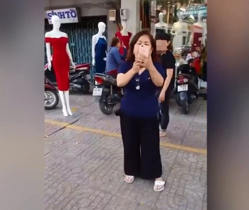 Chủ shop quần áo mắng chửi tài xế xe ôm.