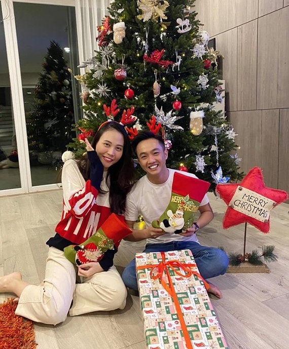 Thay vì hẹn hò bên ngoài, vợ chồng son Cường Đôla - Đàm Thu Trang chọn ở nhà tận hưởng giây phút bình yên.    