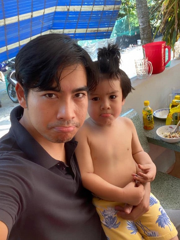 Cách đây vài ngày, Thanh Bình đã dành thời gian chăm sóc con trai khi tranh thủ đưa bé về quê giỗ ông ngoại.