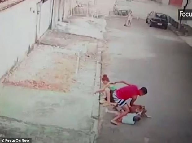 Sau một hồi thì nam thanh niên đã giải cứu được bé trai.
