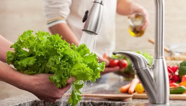 Không nên rửa rau quá lâu rồi mới chế biến