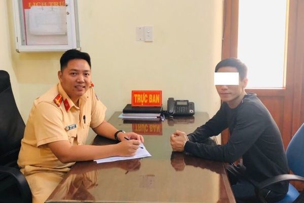 Nam thanh niên làm việc tại trụ sở Đội 7, Cục CSGT.