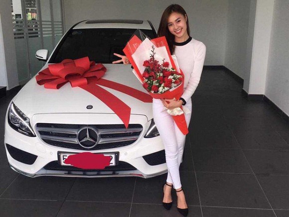 Lan Ngọc sở hữu nhiều hàng hiệu đắt đỏ và xế hộp bạc tỉ.