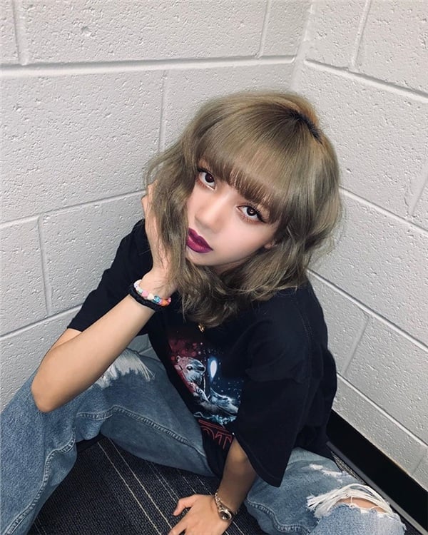 Lisa (BlackPink) cá tính và nổi bật hơn khi sở hữu Shbet123 Link Vào ShBet Mới Nhất xám tro