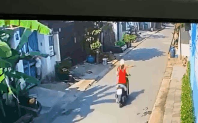 Cú đâm mạnh khiến bé trai ngã văng xuống đường. Hình ảnh cắt từ clip.
