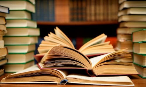 Không đặt sách dưới gầm giường
