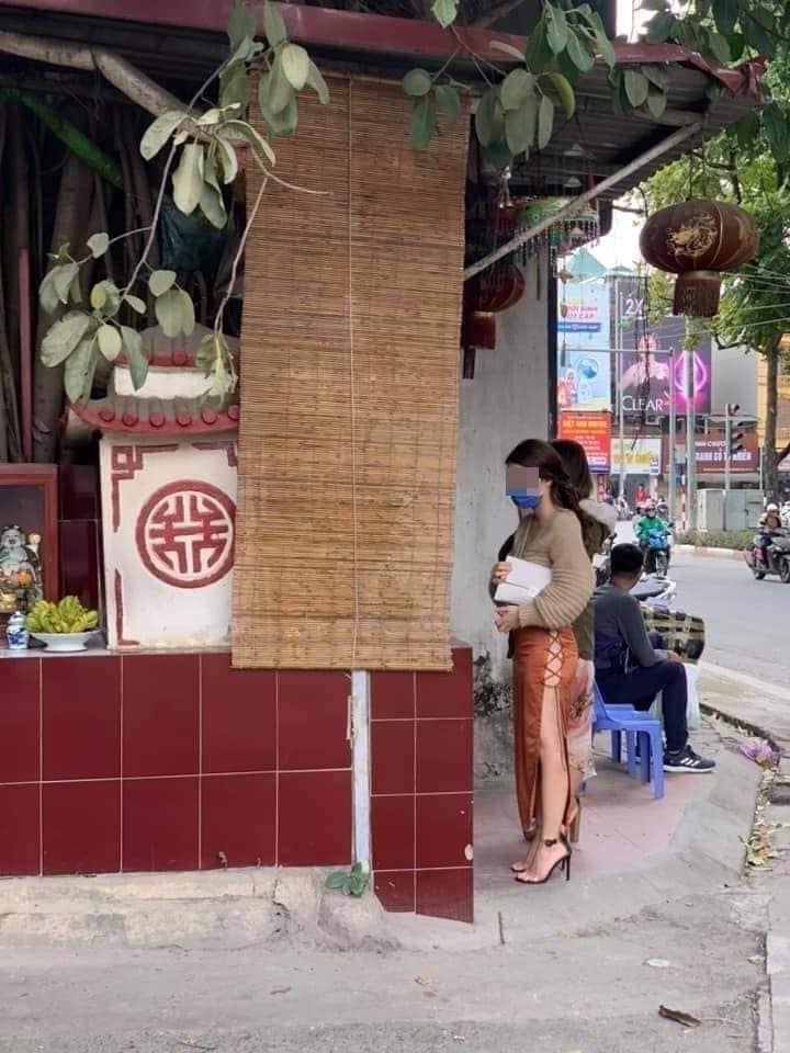 Cô gái mặc váy khi đi lễ chùa.