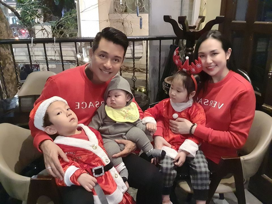 Giờ đây họ có thêm 3 thiên thần nhí. Hai vợ chồng diện áo đôi hàng hiệu màu đỏ, Su hào và bé Son được chuẩn bị Shbet999 com đăng nhập Giáng sinh để hóa thân thành ông già Noel.