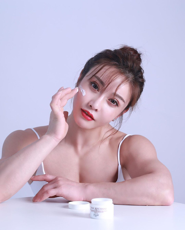 Cô gái sở hữu gương mặt như búp bê.