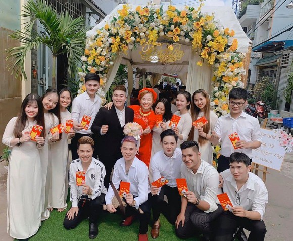 Nhạc sĩ Nguyễn Đình Vũ cùng vợ trong lễ rước dâu.  