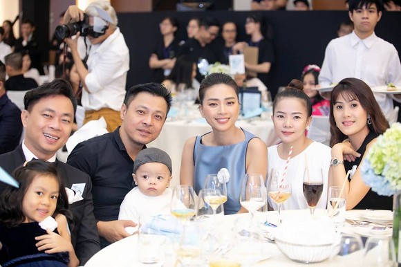 Nhan sắc của hai anh trai, chị dâu và các cháu của Ngô Thanh Vân không hề kém cạnh ai.