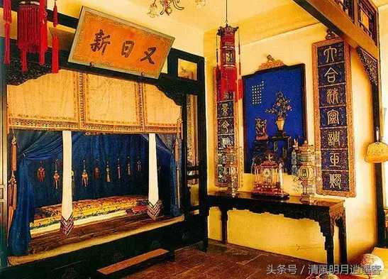 Phòng ngủ và giường ngủ của hoàng đế đều rất nhỏ.