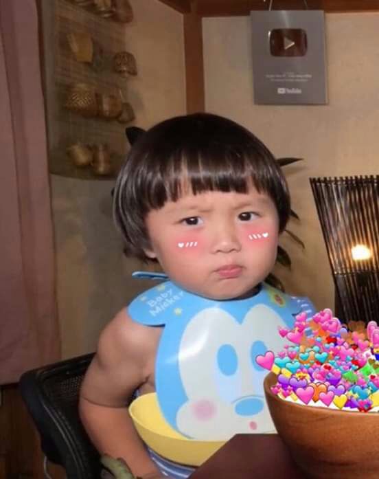Bé Sa gây sốt vì biểu cảm 