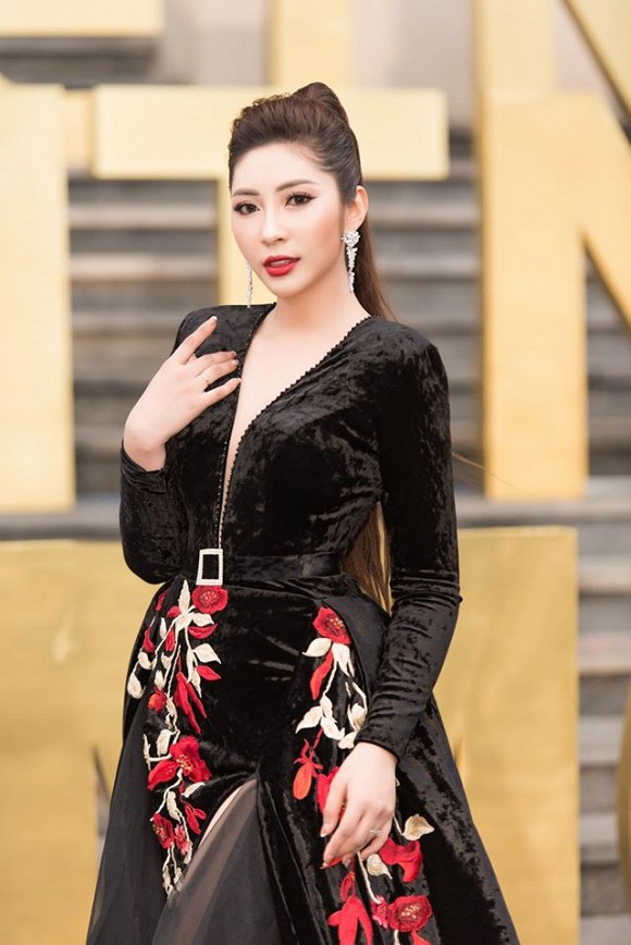 Sau nhiều lần vướng tin đồn mang bầu cuối cùng Hoa hậu Đại dương Đặng Thu Thảo đã chính thức thông báo tin vui đến người hâm mộ.