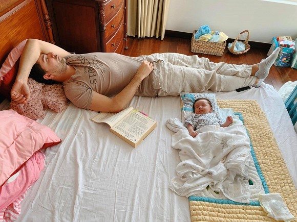 Mai Phương khoe hình ảnh hài hước khó đỡ của chồng Tây và con trai.  