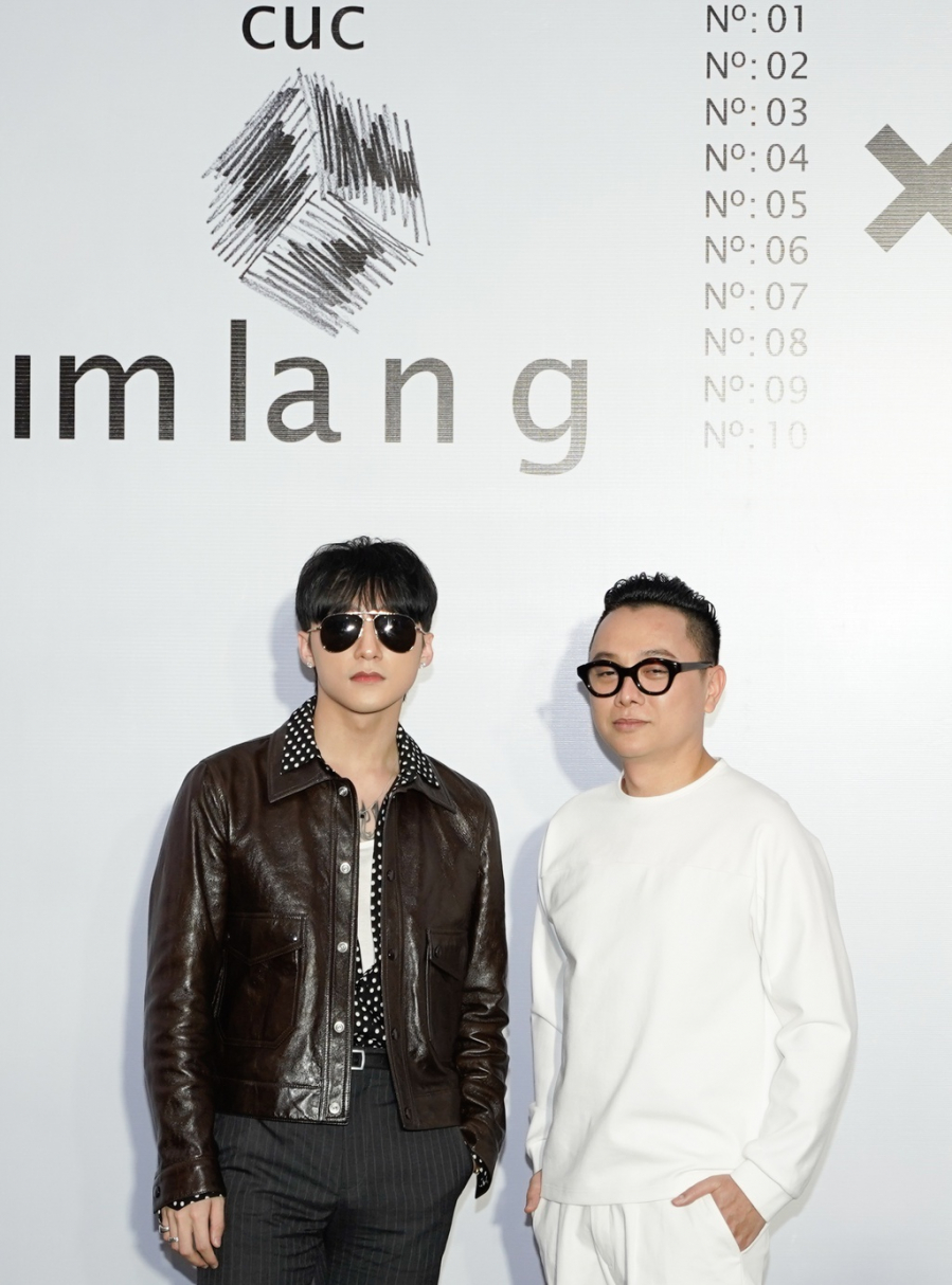 son-tung-mtp-di-xem-trien-lam-thoi-trang-cua-nguyen-cong-tri-5ed3f7