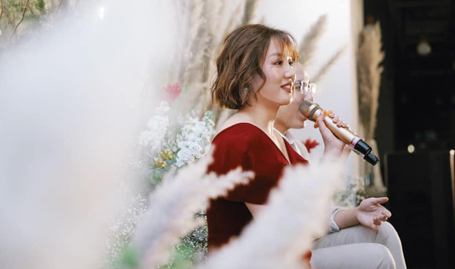 Văn Mai Hương được đánh giá là nữ ca sĩ văn minh, có học thức, làm sản phẩm âm nhạc chỉn chu và luôn cầu thị.