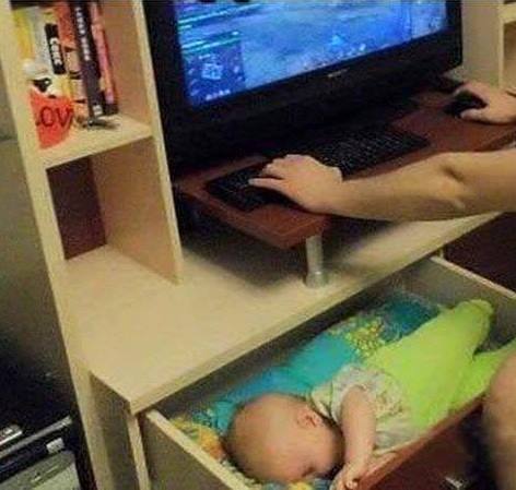 Ông bố mải mê chơi game rồi đặt cả con vào ngăn kéo.