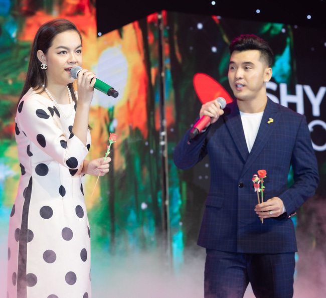 Tại đêm diễn này, cả bầu trời ký ức ùa về khi Ưng Hoàng Phúc mời Phạm Quỳnh Anh song ca ca khúc 