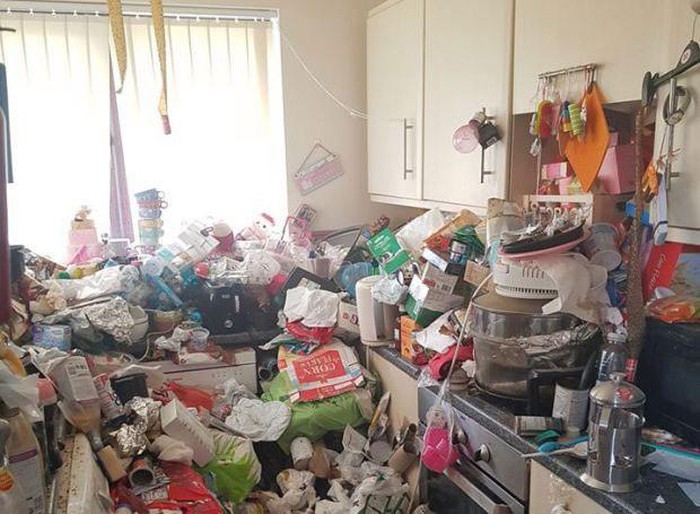 Căn nhà ngập trong các loại rác thải.
