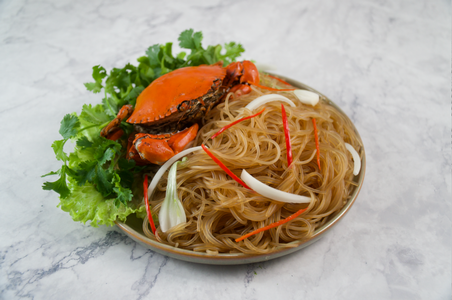 Miến tươi xào cua ngon và lạ miệng.