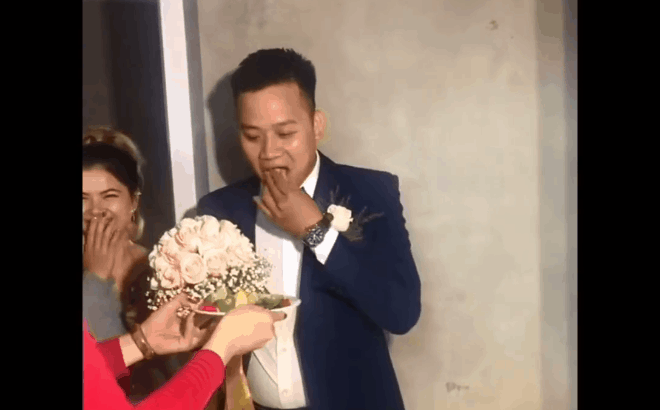Chú rể thực hiện thử thách ăn chanh của nhà gái.