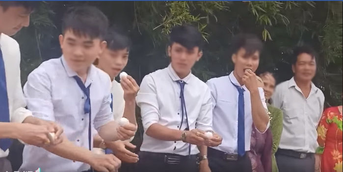 5 anh chàng bên họ nhà trai thực hiện thử thách ăn trứng vịt lộn.